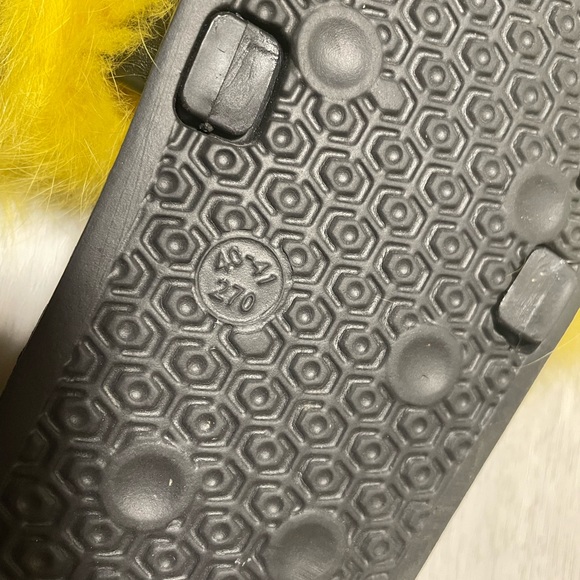 Yellow fluffy slides - Picture 2 of 4